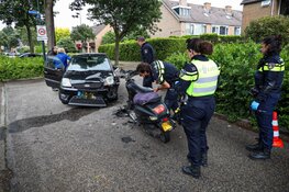 Bromfietser zonder helm frontaal in botsing met auto