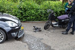 Bromfietser zonder helm frontaal in botsing met auto