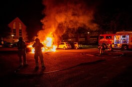 Twee auto&#39;s door brand verwoest in Huizen