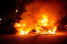 Twee auto&#39;s door brand verwoest in Huizen