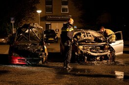 Twee auto&#39;s door brand verwoest in Huizen