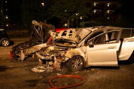 Twee auto&#39;s door brand verwoest in Huizen