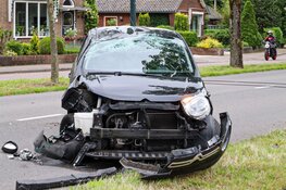 Pizzabezorger knalt met auto tegen boom en gaat over de kop in Huizen