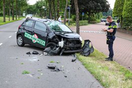 Pizzabezorger knalt met auto tegen boom en gaat over de kop in Huizen