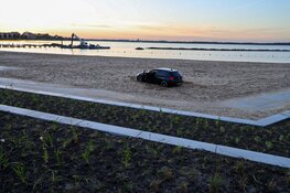 Automobilist rijdt strand op bij Huizen