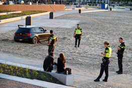 Automobilist rijdt strand op bij Huizen