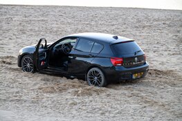 Automobilist rijdt strand op bij Huizen