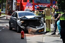 Auto in botsing met lijnbus in Huizen