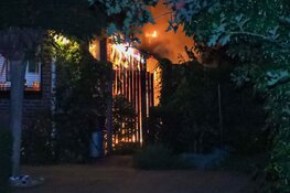 Brandweer lang bezig met brand in aanbouw in Huizen