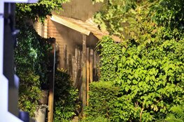 Brandweer lang bezig met brand in aanbouw in Huizen