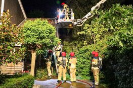 Brandweer lang bezig met brand in aanbouw in Huizen