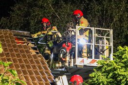 Brandweer lang bezig met brand in aanbouw in Huizen