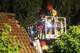 Brandweer lang bezig met brand in aanbouw in Huizen