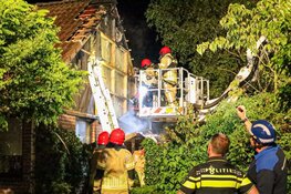 Brandweer lang bezig met brand in aanbouw in Huizen