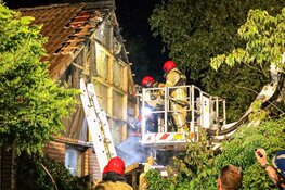 Brandweer lang bezig met brand in aanbouw in Huizen