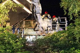 Brandweer lang bezig met brand in aanbouw in Huizen