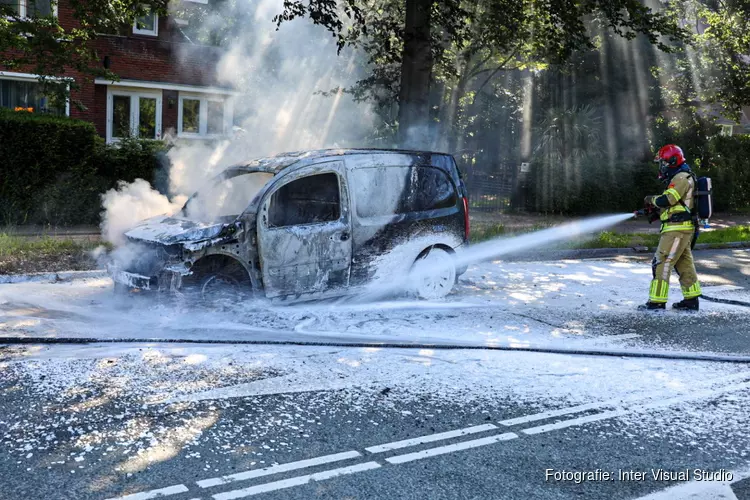 Bestelbus door brand verwoest in Bussum