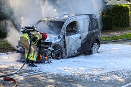 Bestelbus door brand verwoest in Bussum