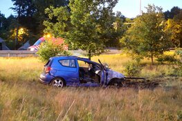Auto vliegt in brand na ongeluk op A1, bestuurder naar ziekenhuis