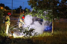 Auto vliegt in brand na ongeluk op A1, bestuurder naar ziekenhuis