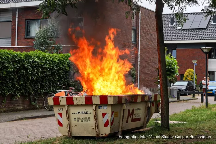 Brand in bouwcontainer te Huizen
