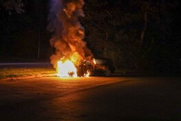 Auto door brand verwoest in Huizen