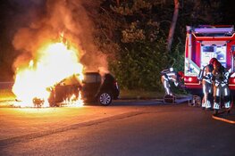 Auto door brand verwoest in Huizen