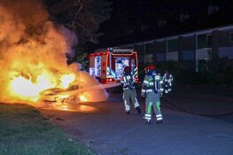 Auto door brand verwoest in Huizen