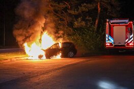 Auto door brand verwoest in Huizen