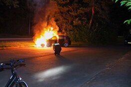 Auto door brand verwoest in Huizen