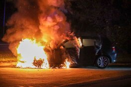 Auto door brand verwoest in Huizen
