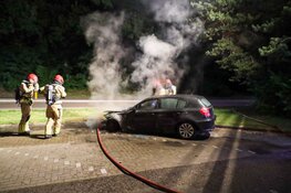 Auto door brand verwoest in Huizen