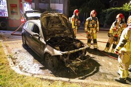 Auto door brand verwoest in Huizen