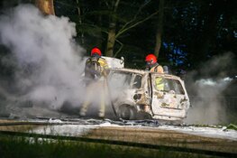 Auto in brand tegen boom in Hilversum