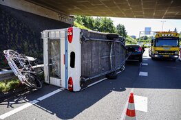 Caravan gekanteld op A1 thv Naarden
