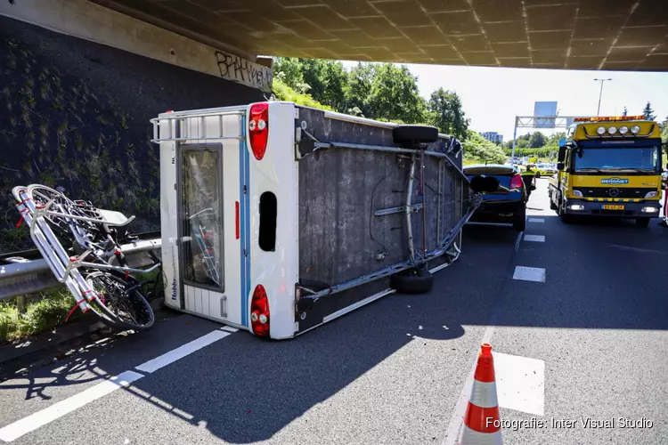 Caravan gekanteld op A1 thv Naarden