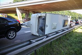 Caravan gekanteld op A1 thv Naarden