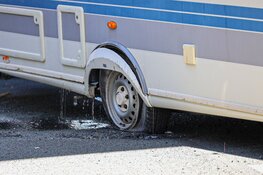 Caravan gekanteld op A1 thv Naarden