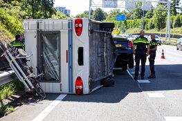 Caravan gekanteld op A1 thv Naarden