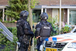 Politie met geweren in woonwijk Huizen vanwege serieuze dreiging