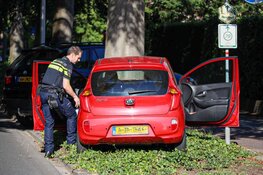 Auto tegen boom gereden in Bussum