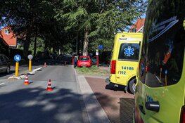 Auto tegen boom gereden in Bussum