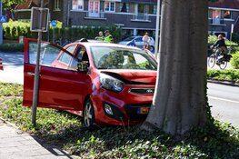 Auto tegen boom gereden in Bussum