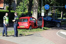 Auto tegen boom gereden in Bussum