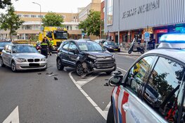 Twee auto&#39;s mee met bergingsdienst door botsing in Huizen