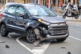 Twee auto&#39;s mee met bergingsdienst door botsing in Huizen