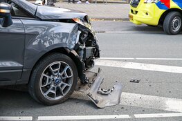 Twee auto&#39;s mee met bergingsdienst door botsing in Huizen