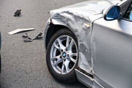 Twee auto&#39;s mee met bergingsdienst door botsing in Huizen