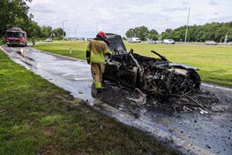 Dure sportwagen uitgebrand langs A1 in Naarden
