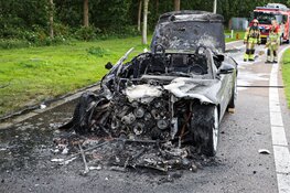Dure sportwagen uitgebrand langs A1 in Naarden